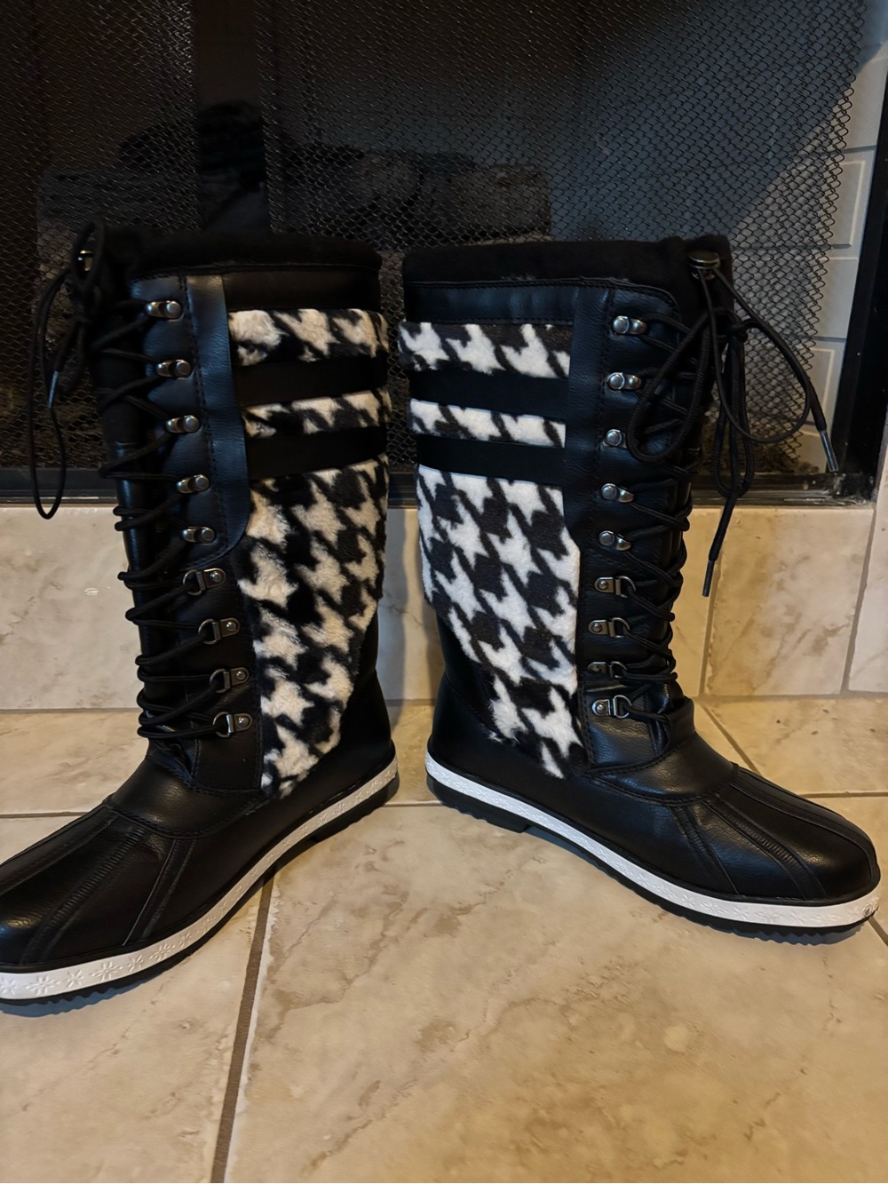 Shoe Dazzle Black & White Houndstooth Lace-Up Winter Boots